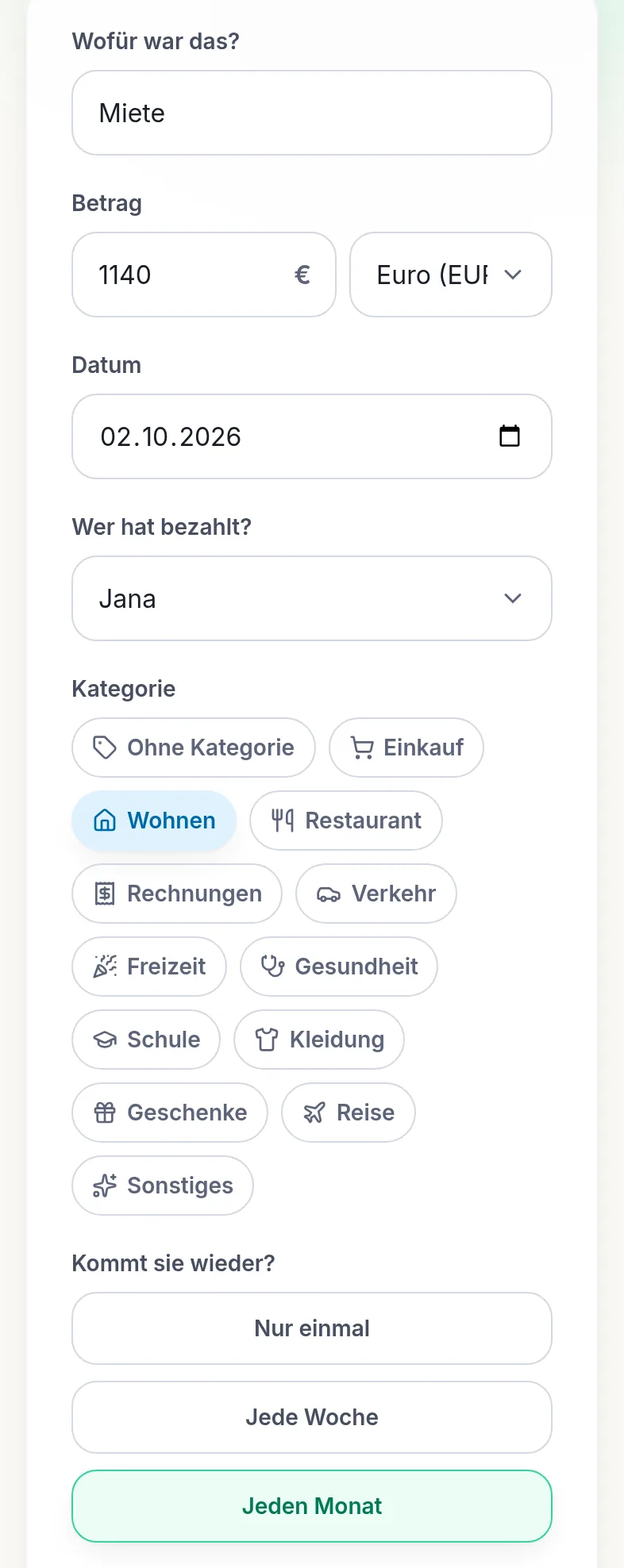 Ausgabenformular von Kotisso auf dem Handy: „Miete“, 1140 €, Datum 02.10.2026, bezahlt von Jana, Kategorie Wohnen. Unter „Kommt sie wieder?“ ist „Jeden Monat“ gewählt, neben „Nur einmal“ und „Jede Woche“.
